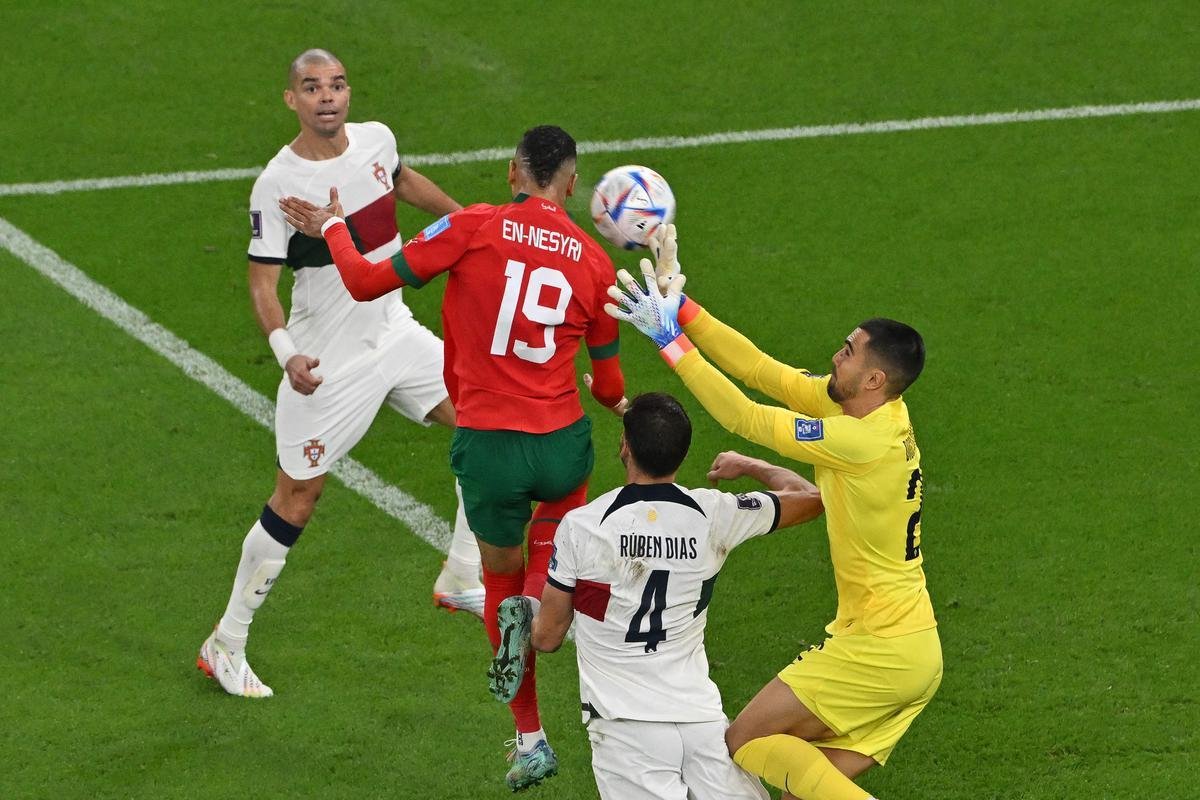 Fotos do gol de Youssef En-Nesyri, de Marrocos, sobre Portugal, pelas quartas de final da Copa do Mundo de 2022, no Catar
