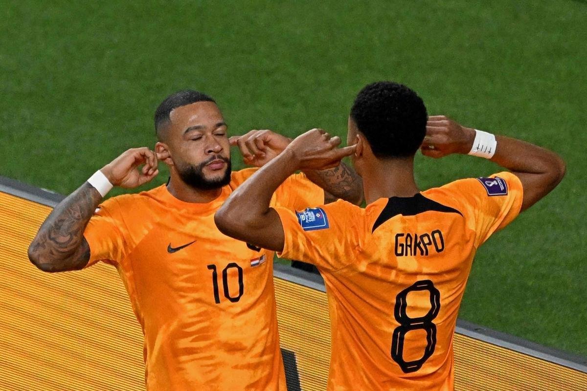 Lances do jogo entre Holanda e Estados Unidos pelas oitavas de final da Copa do Mundo.