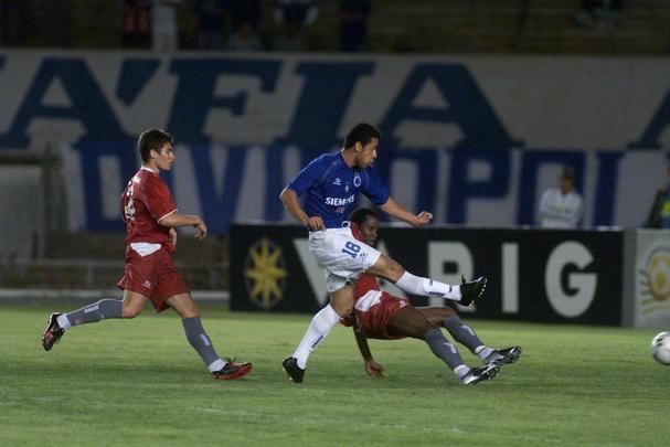 Fred estreou em 8 de agosto de 2004 e marcou um dos gols da vitória por 2 a 0 sobre o Internacional, no Mineirão, pelo Brasileiro