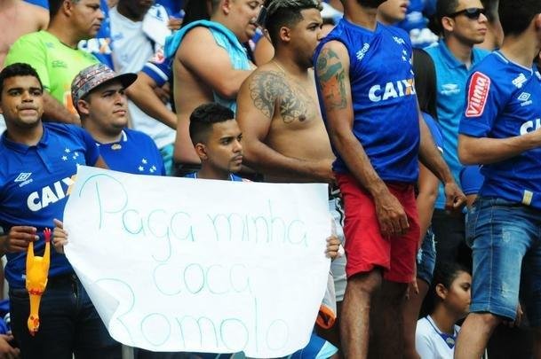 Fotos das torcidas de Cruzeiro e Atltico no Mineiro