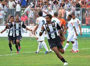 Fabrcio Carvalho (foto) assinalou o primeiro gol do Arax aos 9 minutos da etapa inicial