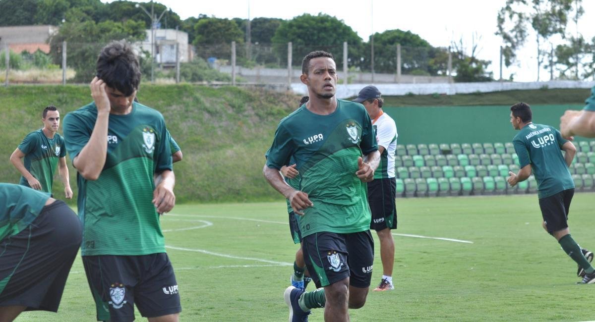 Ernandes (volante) - fez 36 partidas no ano e continuou no elenco em 2017, quando se tornou titular absoluto do meio-campo americano. Em 45 partidas nesta temporada, o volante marcou dois gols. A direo do Coelho pretendia mant-lo em 2018, mas o atleta aceitou uma proposta do Cear.