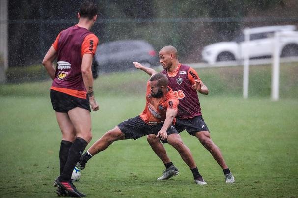 Atlético treina com Victor e Jair em campo; veja fotos