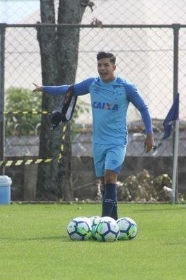 Presidente do Cruzeiro, Wagner Pires de S, acompanhou treino deste sbado, na Toca da Raposa II. Mais uma vez, Arrascaeta treinou normalmente e est cotado para iniciar como titular diante do Atltico-PR, na segunda-feira, no Mineiro, pelas oitavas de final da Copa do Brasil