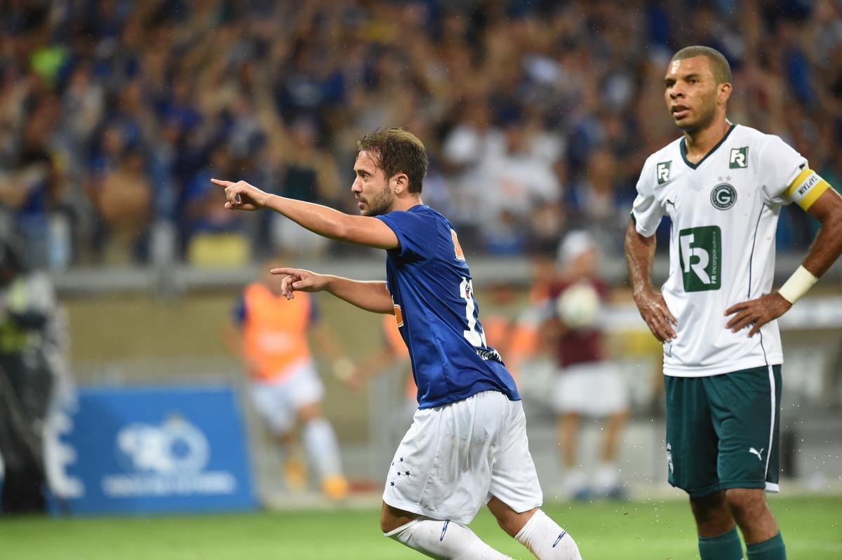 Com gols de Ricardo Goulart e Everton Ribeiro, dupla destaque dos dois ttulos brasileiros seguidos, o Cruzeiro venceu o Gois por 2 a 1, no Mineiro, e o tetra, em 2014. 
