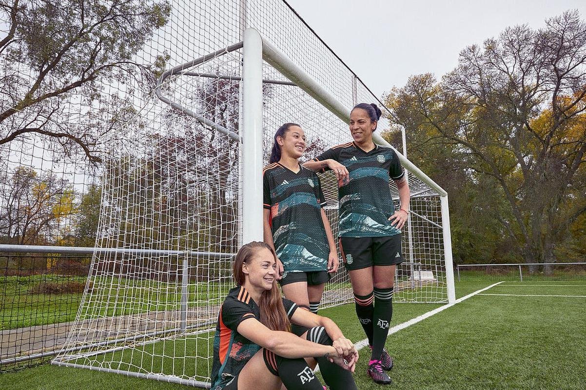 A camisa reserva da Argentina para o Mundial traz inspirao nas paisagens impressionantes da Serrana de Hornocal, no norte, at Ushuaia 