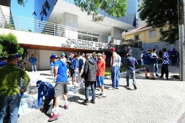 Torcida do Cruzeiro protesta contra a diretoria do clube na porta da sede
