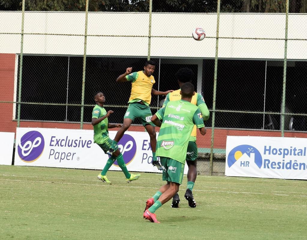 O Amrica segue com treinamentos intensivos voltados para a disputa do Campeonato Mineiro. No prximo sbado (27), o Coelho estreia no estadual diante do Boa Esporte, s 19h. A partida ser realizada no Independncia, em Belo Horizonte. A tendncia  que, neste primeiro compromisso, o tcnico Lisca utilize jogadores que tiveram menor minutagem na temporada 2020/21, alm de nomes promissores das categorias de base do clube.