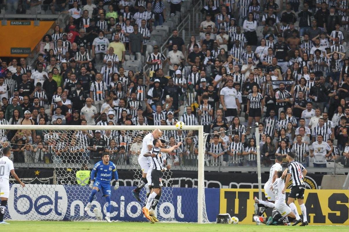 Fotos do jogo entre Atltico e Santos, no Mineiro, em Belo Horizonte, pela 11 rodada do Campeonato Brasileiro