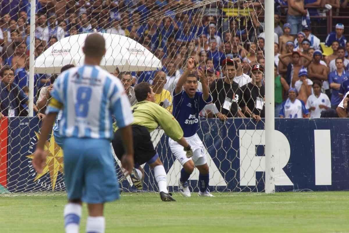 Em 30 de novembro de 2003, Cruzeiro derrotou o Paysandu por 2 a 1, no Mineiro, pela 44 rodada, e confirmou o ttulo brasileiro de forma antecipada. Zinho, no primeiro tempo, e Mota, no segundo, marcaram os gols celestes. Aldrovani descontou para o Papo. Depois do apito final, uma grande festa tomou conta do gramado e das arquibancadas. 