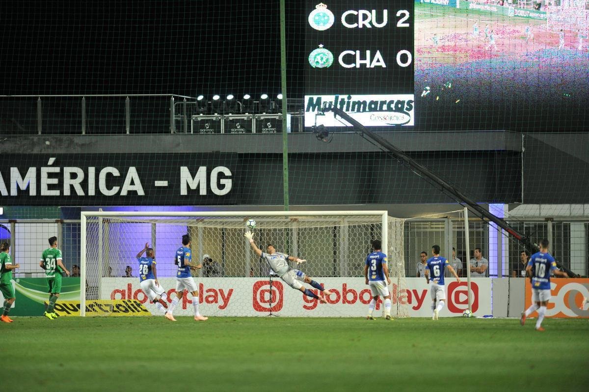 Com gols de Thiago Neves, Arrascaeta e Ded, Cruzeiro goleou a Chapecoense por 3 a 0