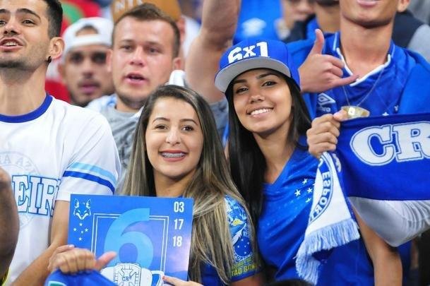 Torcedores do Cruzeiro lotam as arquibancadas do Mineiro para acompanhar a partida vlida pelas quartas de final da Copa do Brasil