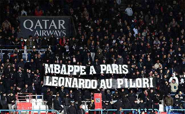 Torcida do PSG exibe faixa em tom crtico ao diretor esportivo Leonardo durante a partida