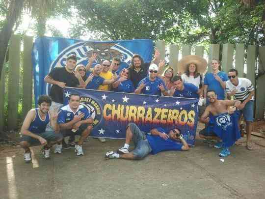 Mesmo antes de o tricampeonato ser confirmado, cruzeirenses j festejam nos arredores do Mineiro