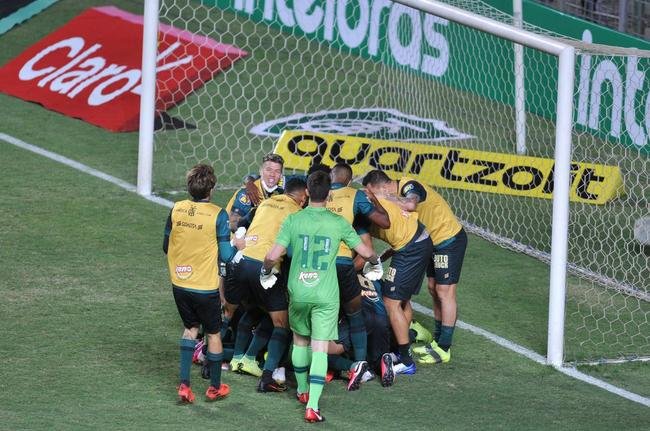 Amrica derrotou Ferrovirio por 3 a 2, nos pnaltis, aps 1 a 1 no tempo normal, e avanou  terceira fase da Copa do Brasil. Goleiro Matheus Cavichioli, com duas defesas nas penalidades, foi o grande heri do Coelho no Independncia, em Belo Horizonte.