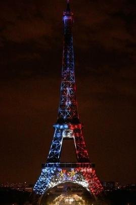 Quando a noite chegou, Paris ficou ainda mais linda: Torre Eiffel foi iluminada com as cores da bandeira francesa e Arco do Triunfo recebeu projeções com rostos dos campeões