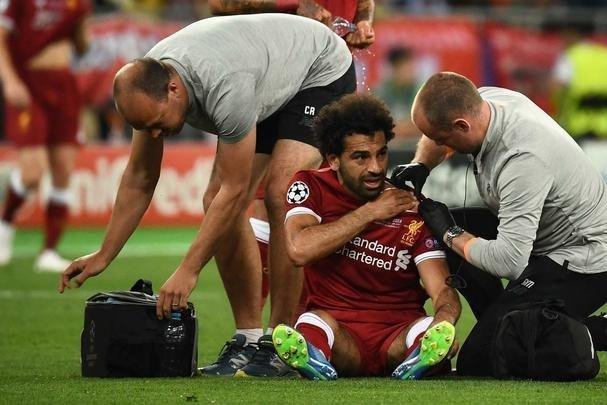 Salah, do Liverpool, sofreu falta de Sergio Ramos, machucou ombro esquerdo e deixou a final no primeiro tempo
