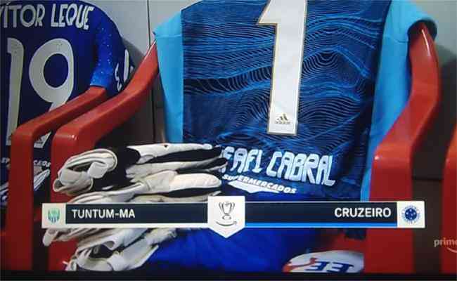Atletas do Cruzeiro receberam uniforme de jogo em pequeno vestiário