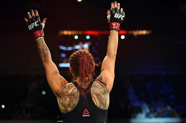 Fotos da vitória de Cris Cyborg em sua estreia no UFC