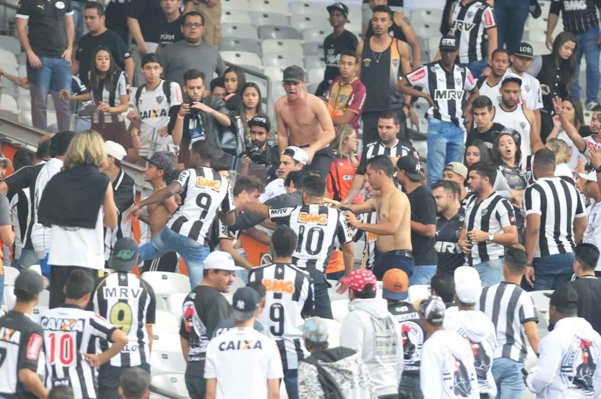 Irritados com eliminao para bolivianos no Mineiro, torcedores chegaram a oferecer dinheiro aos jogadores