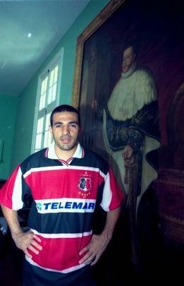 Destaque coral em 2001, Luizinho Vieira veste camisa do Santa Cruz feita pela Finta em matéria especial para o Diario de Pernambuco