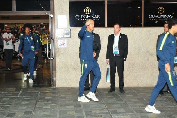 Jogadores da Seleo Brasileira deixaram o hotel rumo ao Mineiro e receberam apoio caloroso da torcida mineira para encarar a Argentina pela semifinal da Copa Amrica