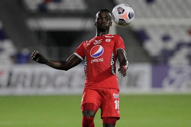 Jogo entre Amrica de Cli e Atltico, em Barranquilla, pela Copa Libertadores, teve diversas paralisaes devido aos efeitos do gs de pimenta nos atletas. Protestos do lado de fora do estdio, contra o governo, tiveram consequncias no gramado. 