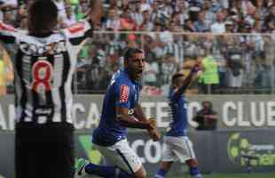 Cruzeiro voltou ofensivo no segundo tempo, e bila marcou o gol de empate aos 7', em concluso de voleio