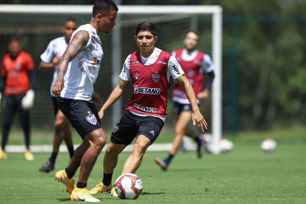 Treino do Atlético em campo. Jogadores fizeram atividade pela manhã no gramado. No período da tarde, trabalho foi na academia