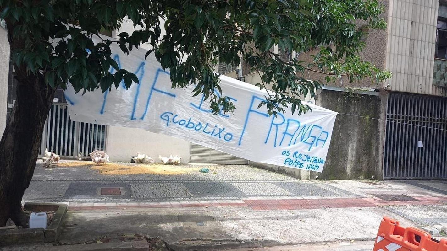 Torcedores levaram galinhas e milho para a porta da FMF