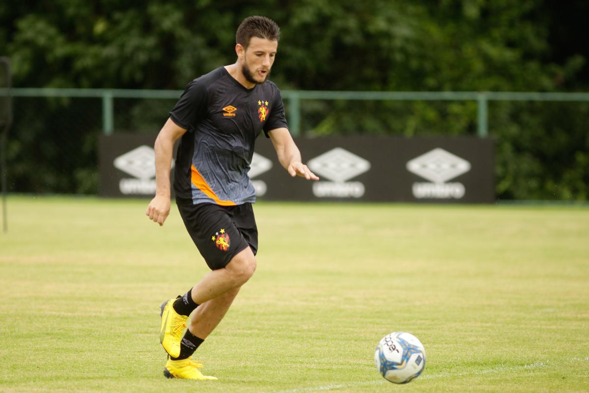 No primeiro trabalho, houve um treinamento tático, que exigia troca de passes e triangulações dos jogadores, com o elenco dividido em grupos de três atletas cada. Em seguida, os jogadores foram divididos em dois grupos no mesmo campo para o trabalho específico por setores de defesa e ataque. De um lado, os zagueiros, laterais e volantes participaram de um treino tático de posicionamento com o auxiliar Daniel Cerqueira. Do outro, os meias e atacantes fizeram um trabalho específico de passe e finalização sob o comando do técnico Daniel Paulista.