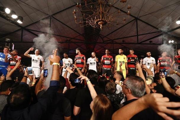 Festa de lançamento dos novos uniformes contou com a presença de jogadores e show de Paralamas de Sucesso