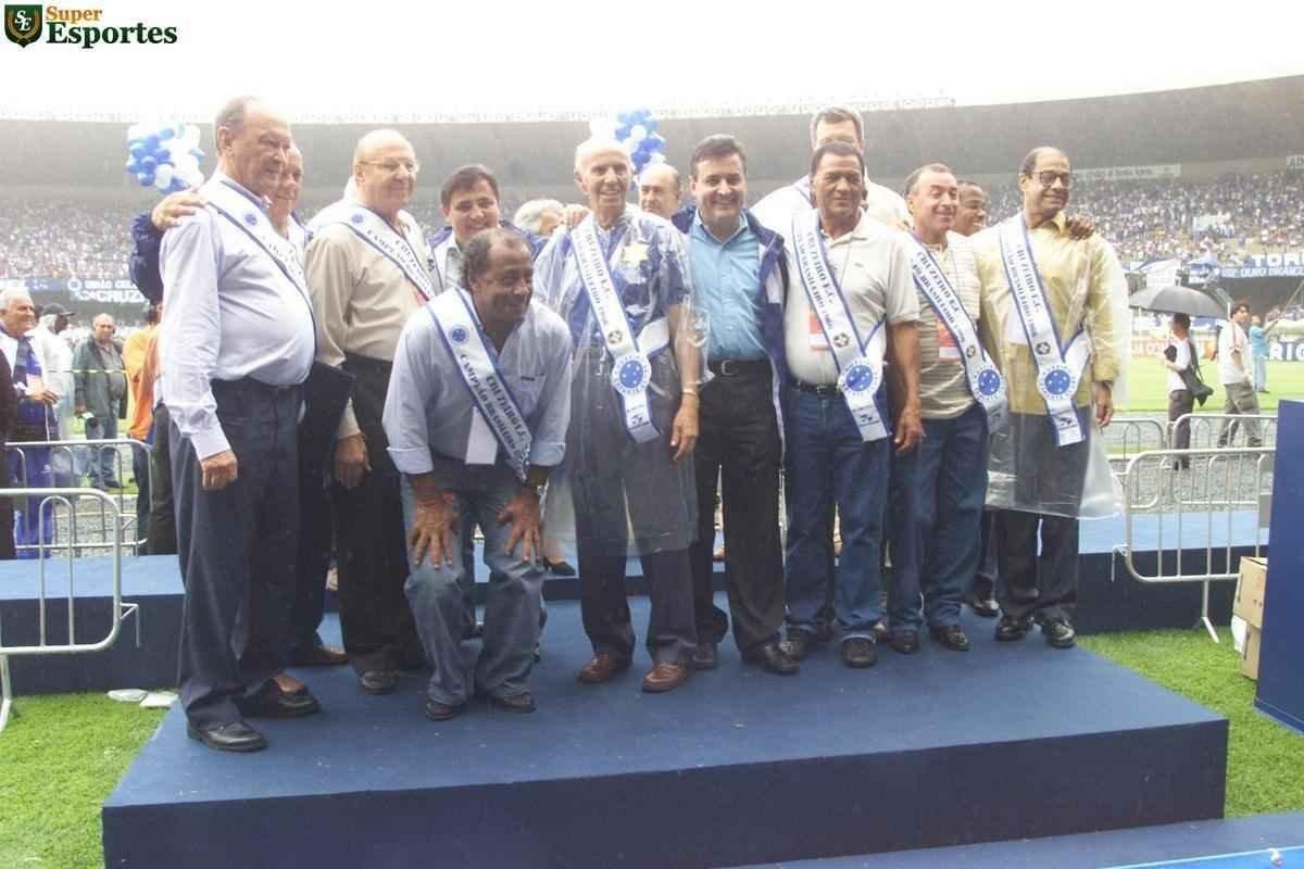 Campeões brasileiros de 2003 receberam as faixas dos vencedores da Taça Brasil de 1966. Encontro no Mineirão, antes da vitória por 5 a 2 sobre o Fluminense, reuniu duas gerações inesquecíveis para o torcedor cruzeirense. Na foto estão presentes os ex-presidentes Felício Brandi e Carmine Furletti, assim como os ex-craques Dirceu Lopes, Neco, Raul, Natal, Hilton Oliveira e Evaldo