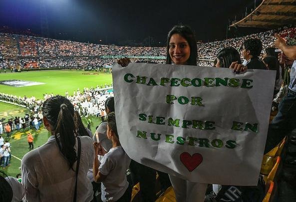 Lugar destinado a futebol e muita alegria, o Estdio Atanasio Girardot foi palco de homenagens e emoo. Com roupas brancas e flores nas mos, torcedores do Atltico Nacional fizeram viglia no local que seria, nesta quarta-feira, palco do jogo de ida da final da Copa Sul-Americana. Mas o desastre areo que matou grande parte da delegao da Chapecoense, convidados e jornalistas brasileiros impediu a realizao da festa. No lugar da bola rolando, tristeza e solidariedade. E milhes de entusiastas do esporte espalhados por todo o planeta dispostos a desejar fora  Chape. As imagens acima mostram que tudo isso  muito mais que futebol. O Nacional, atual campeo da Copa Libertadores, mostra todo o seu apoio ao clube catarinense, agora em busca de reconstruo para tocar seu caminho