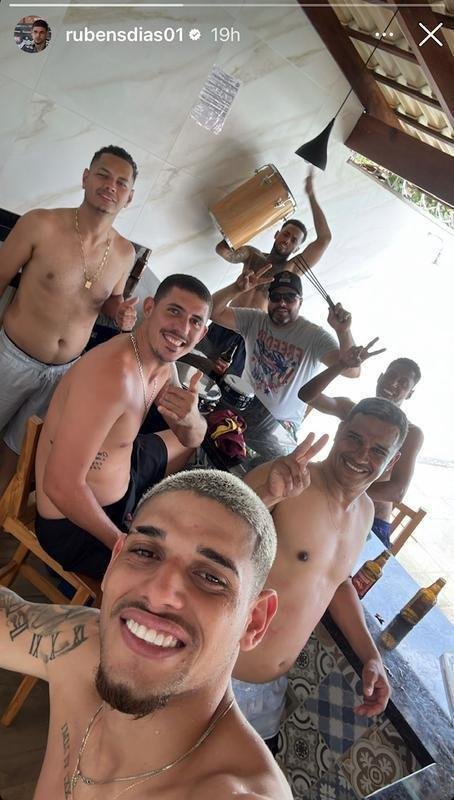 Lateral-esquerdo/meio-campista Rubens com amigos no interior de Minas Gerais.