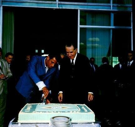 Chegada da Seleção ao Brasil após a conquista do tricampeonato mundial, no México. Na foto, o presidente Carlos Alberto Torres com o presidente Emilio Garrastazu Medici
