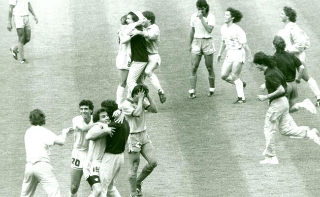  Jogadores da Seleo Argentina comemoram, em meio ao desespero dos brasileiros, aps a desclassificao na Copa de 1990