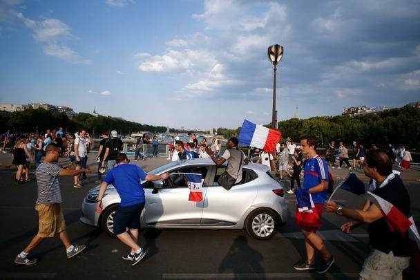 Torcedores franceses tomaram principais pontos turísticos e avenidas de Paris para celebrar o bi mundial