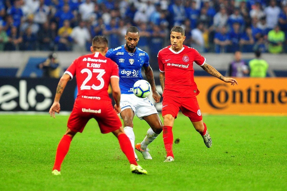 Fotos do primeiro tempo do duelo entre Cruzeiro e Internacional, no Mineiro, pela semifinal da Copa do Brasil