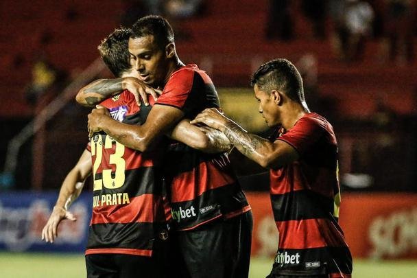O Sport abriu o placar no primeiro tempo com Elton, escolhido pelo técnico Guto Ferreira como titular para a partida.