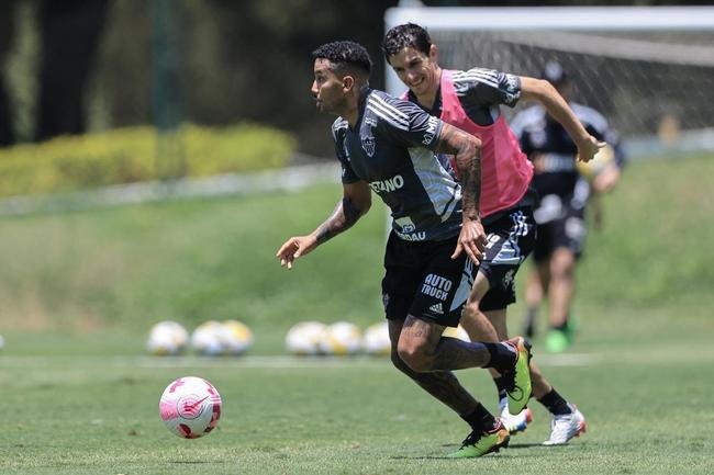 Fotos do treino do Atltico nesta quarta-feira (12/10), na Cidade do Galo. Em recuperao de um incmodo na panturrilha esquerda, Hulk fez funcional no campo e ainda  dvida para o confronto contra o Flamengo, no sbado, s 20h30, no Maracan, pelo Brasileiro