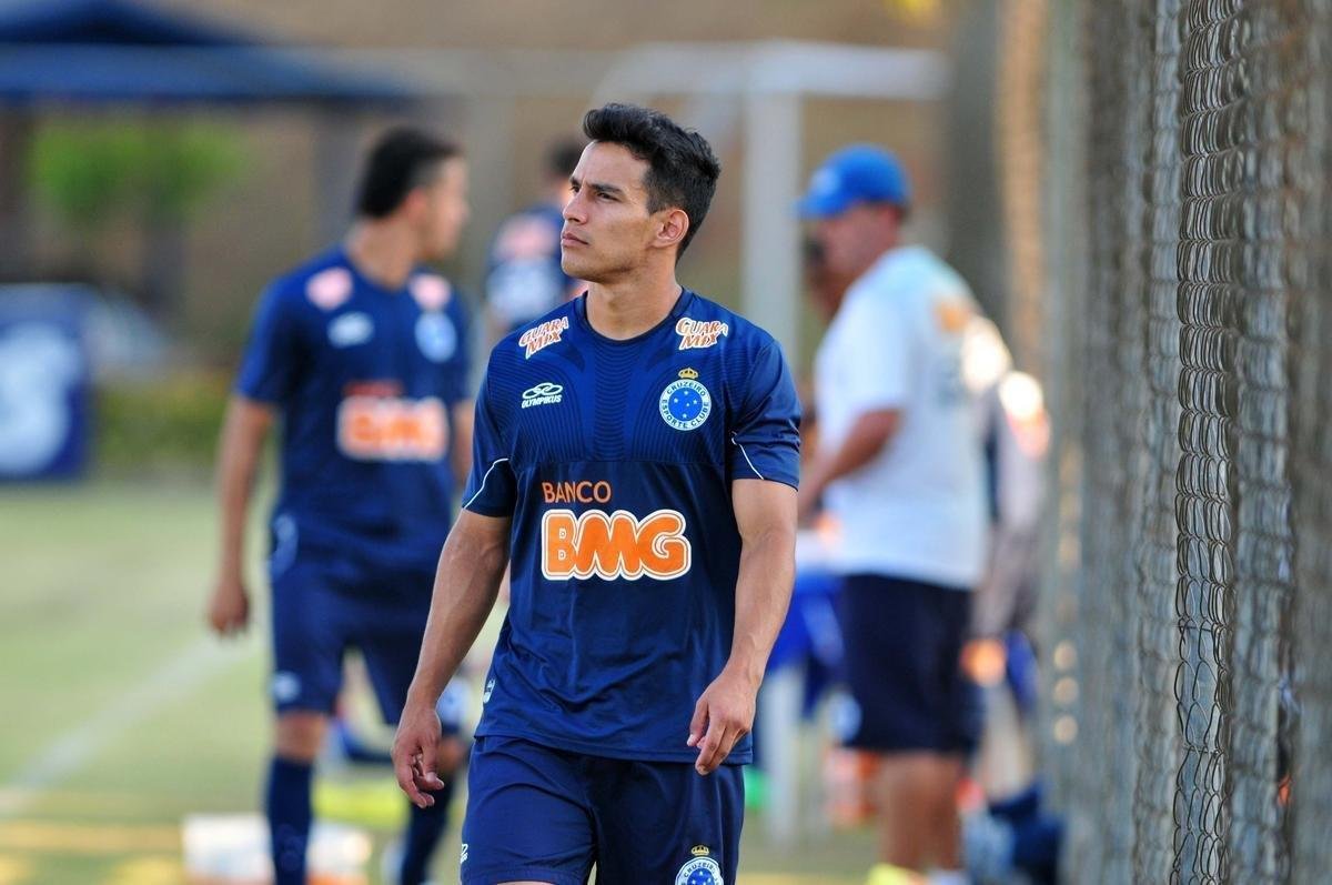Diego Arias (volante) - Vindo do PAOK, da Grcia, o meio-campista com breve passagem pela Seleo Colombiana disputou apenas trs jogos com a camisa do Cruzeiro, sendo um amistoso e dois pelo Campeonato Brasileiro, entre 2012 e 2013. A justificativa dos tcnicos que comandaram a equipe em 2012 - Vagner Mancini e Celso Roth -  que o atleta estava abaixo dos colegas em termos de rendimento. Em 2013, Arias retornou  Colmbia e acertou com o Atltico Nacional. Desde ento tem atuado com frequncia: fez 142 jogos, marcou quatro gols e conquistou trs edies do Torneio Apertura, duas do Torneio Finalizacin, duas Copas da Colmbia, uma Copa Libertadores e uma Recopa Sul-Americana.