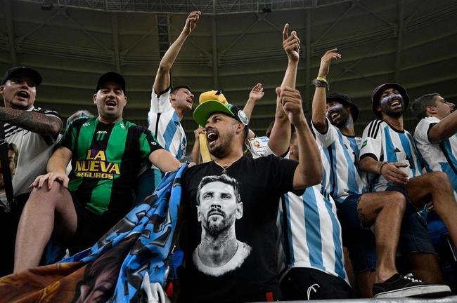 Torcedores de Argentina e Austrlia, que se enfrentaram pelas oitavas de final da Copa do Mundo