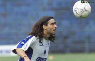 Lateral argentino Sorn em treino na Toca I em 2001, em seu segundo ano de Cruzeiro