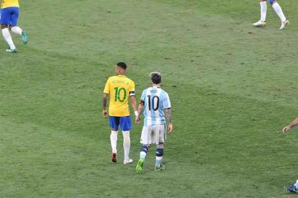 Neymar comemora segundo gol do Brasil sobre a Argentina no Mineiro