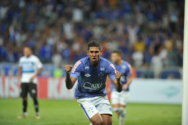 Raniel e De Arrascaeta marcaram os gols da vitria cruzeirense no Mineiro