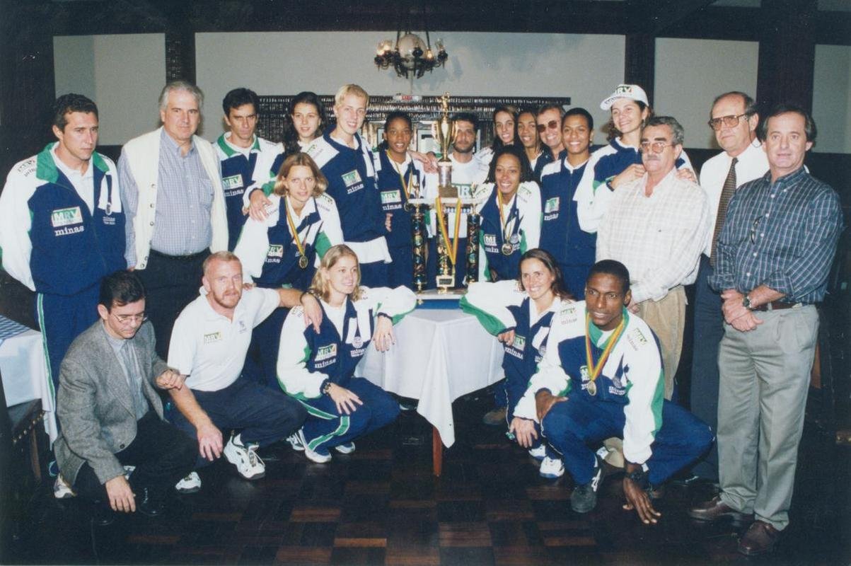 Fotos histricas de Sheilla em sua trajetria pelo vlei do Minas