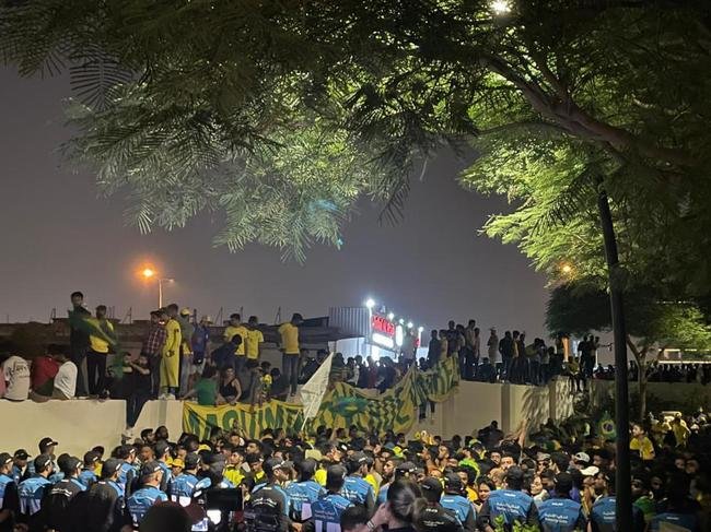 Seleção Brasileira chegou ao hotel The Westin Doha Hotel & Spa, no Centro de Doha, capital do Catar, e teve recepção calorosa de torcedores do Brasil e de outros países. Muitos curiosos apareceram para tentar ver os craques que vão buscar o hexa na Copa do Mundo
