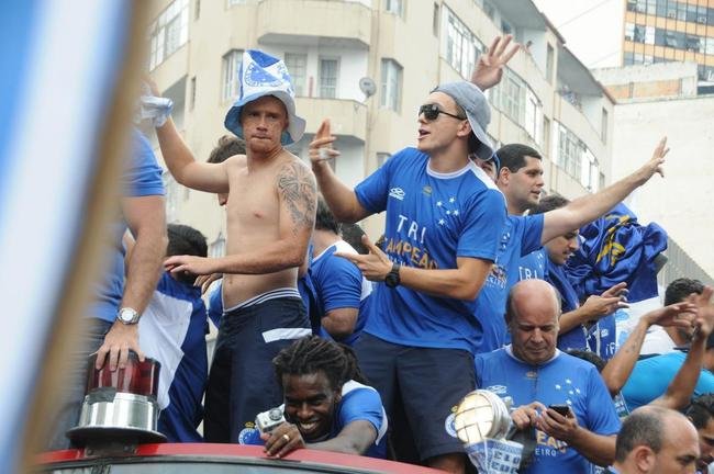 Depois de vencer o Vitria por 3 a 1 no Barrado, em Salvador, na noite de 13 de novembro de 2013, e confirmar o tricampeonato brasileiro, o Cruzeiro desembarcou em Confins numa quinta-feira e foi recebido por milhares de pessoas nas ruas de Belo Horizonte. O elenco desfilou em carro pela Avenida Antnio Carlos, pela Avenida Afonso Pena, no Centro, e foi em direo  sede do Barro Preto. Esta, sem dvida, foi a festa que envolveu o maior nmero de pessoas na capital mineira.