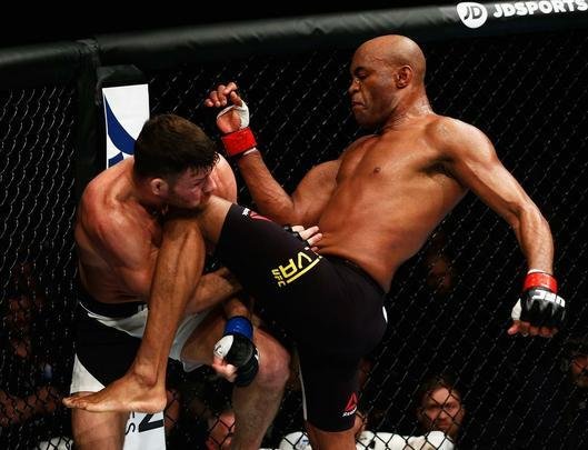 Spider voltou ao UFC com revés. Brasileiro chegou a derrubar Bisping com uma joelhada, achou que tinha vencido por nocaute, mas round havia encerrado. No fim, brasileiro acabou perdendo luta por pontos